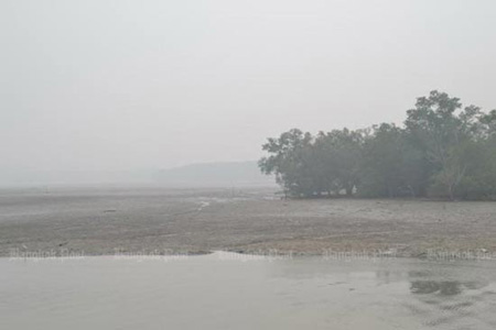 Mù khô do do khói bụi cháy rừng từ Indonesia bao phủ Phuket, Thái Lan từ ngày 7-10-2015.